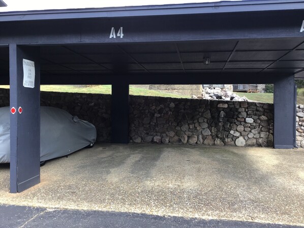 A covered parking area with a stone wall and a sign indicating parking spaces A4 and A6. - Million dollar VIEW, SLEEPS 6, KING, QUEEN, 2 DAY BEDS WITH ALL LINENS, 4 TVs (Hot Springs)
