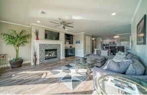 Smart TV - Million  dollar VIEW, SLEEPS 6, KING, QUEEN, 2 DAY BEDS WITH ALL LINENS, 4 TVs (Hot Springs)