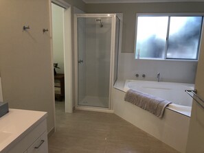 Ducha, bañera de hidromasaje, secador de pelo y toallas