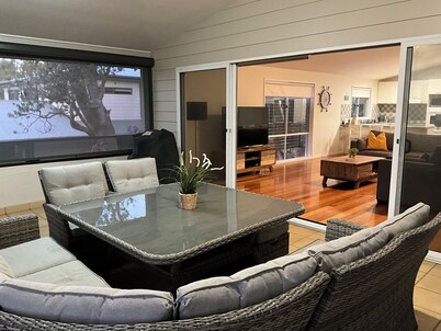 Hideaway By The Sea. 2 minute walk to the beach.  Free WIFI & LINEN