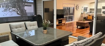 Hideaway By The Sea. 2 minute walk to the beach. Free WIFI & LINEN