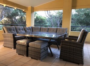 Outdoor dining - Hideaway By The Sea. 2 minute walk to the beach.  Free WIFI & LINEN (Cowes)