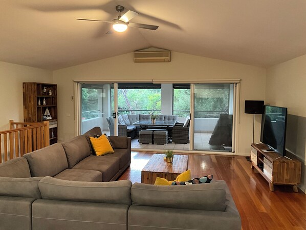 Smart TV, DVD player - Hideaway By The Sea. 2 minute walk to the beach.  Free WIFI & LINEN (Cowes)