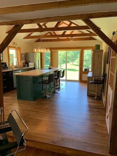 Rentouttava ja rauhallinen nykyaikainen maalaiskoti kaikilla moderneilla mukavuuksilla 