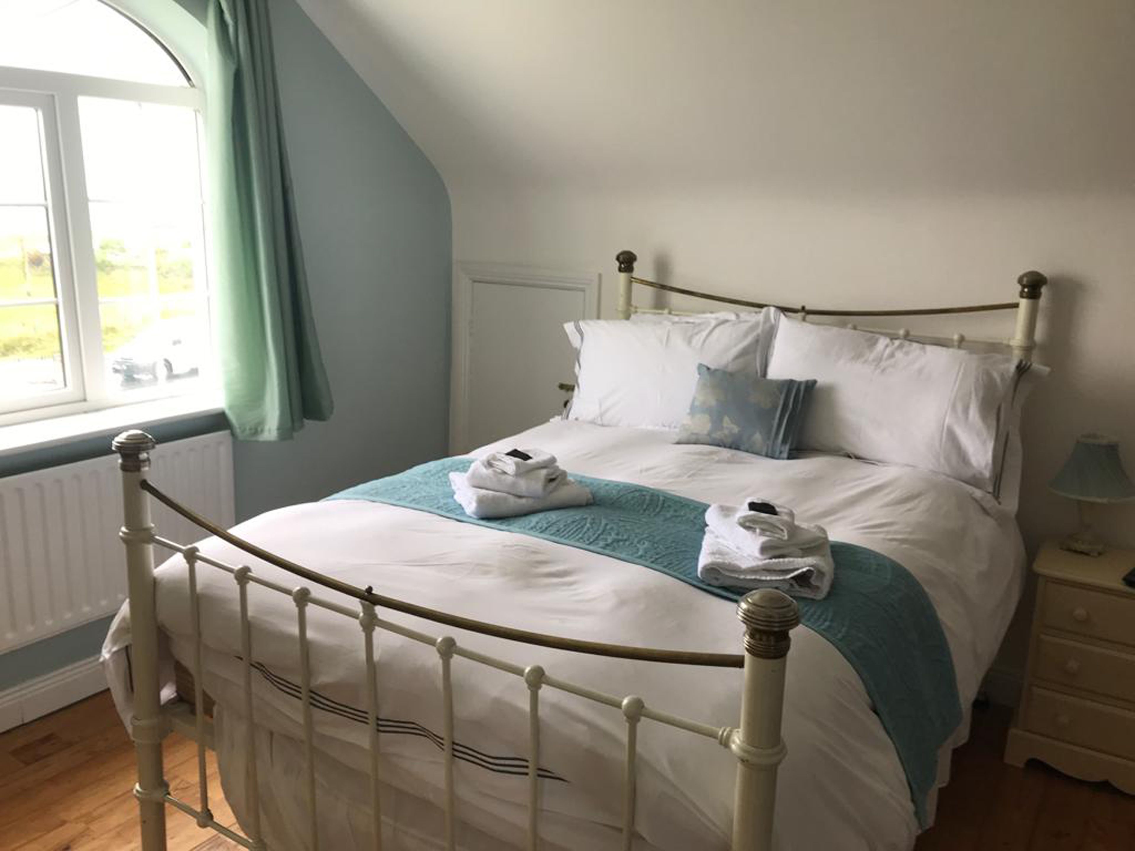 ملاءات من القطن المصري وأغطية فراش متميزة وألحفة محشوة بالريش