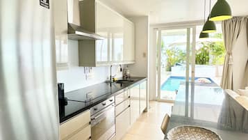 Fridge, oven, stovetop, dishwasher