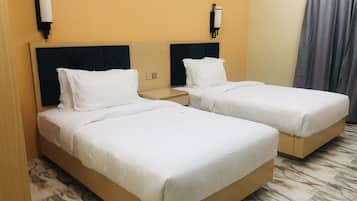 Caja fuerte, escritorio, cortinas opacas y sistema de insonorización