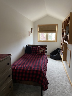 2 bedrooms, iron/ironing board, WiFi, bed sheets - The Golden Bear - Golf, Ski and Downtown (Red Lodge)
