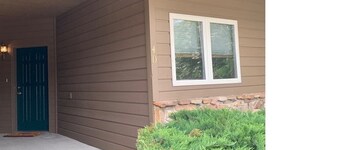 The Golden Bear - Golf, Ski and Downtown