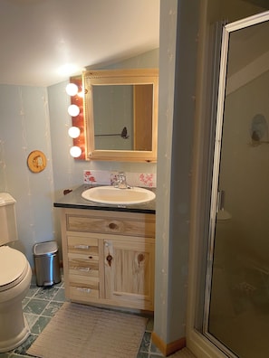 Hair dryer, towels, soap, shampoo - The Golden Bear - Golf, Ski and Downtown (Red Lodge)