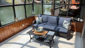 TV connectée, cheminée, lecteur de DVD, livres