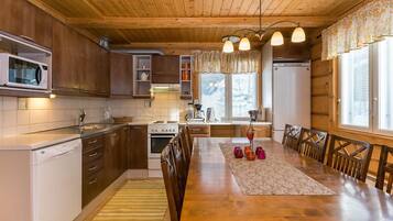 Fridge, microwave, dishwasher, cookware/dishes/utensils