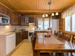 Refrigerador, microondas, lavavajillas y utensilios de cocina 