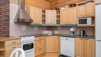 Refrigerador, microondas, lavavajillas, utensilios de cocina