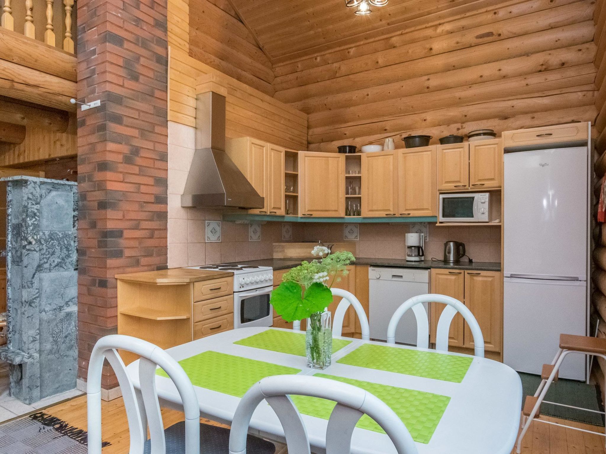 Køleskab, mikrobølgeovn, opvaskemaskine, køkkentøj/tallerkener/redskaber