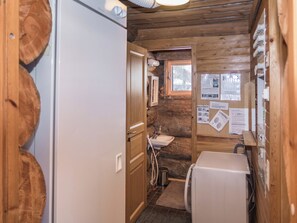 Een kleine badkamer met een wastafel, toilet en een klein raam.
