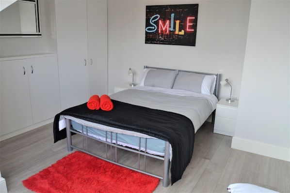 Casa urbano | Cofres nos quartos, individualmente decorados