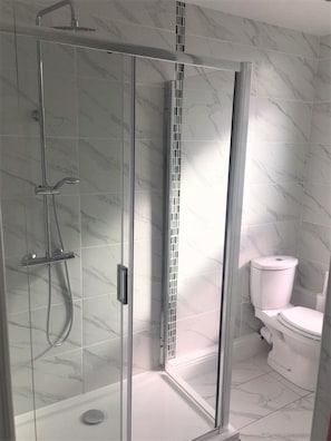 Casa urbano | Banheiro | Produtos de toalete grátis, secador de cabelo, sabonete, shampoo