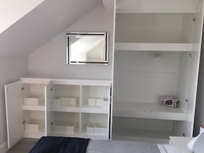 Cofres nos quartos, individualmente decorados