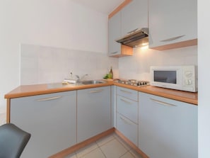 Kühlschrank, Mikrowelle, Geschirrspüler, Toaster