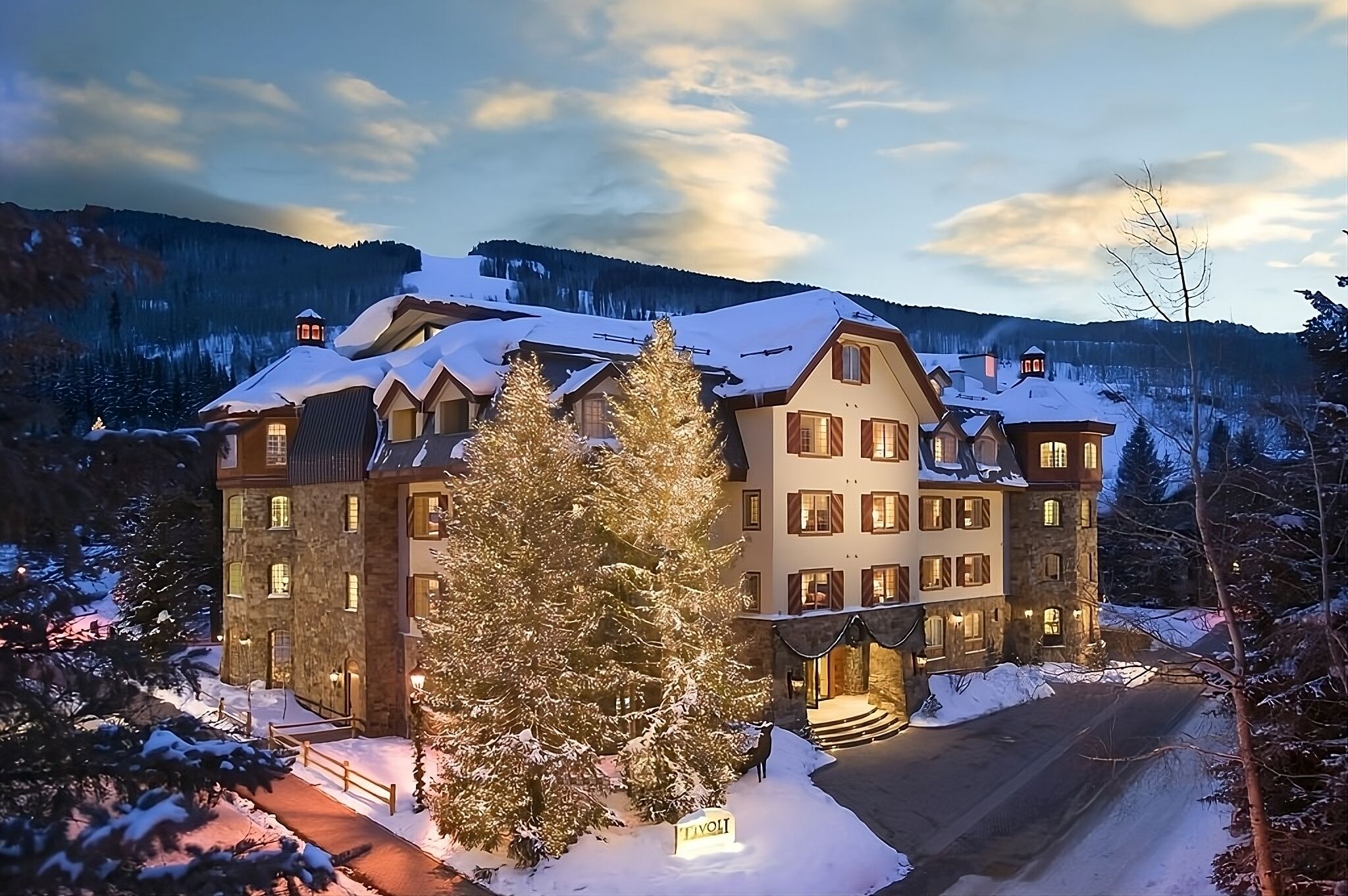 Perfect for Families! 2 Modern Units, Hot tub, Parking, Near Eagle Bahn Gondola!