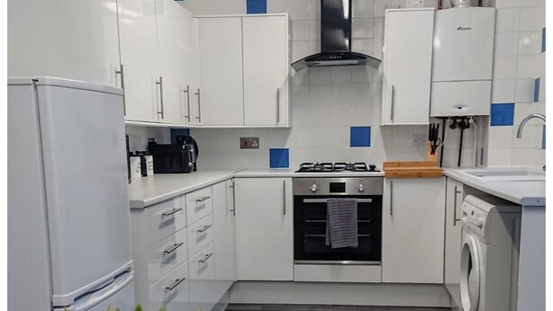 Private kitchen - Entire 3 Bed House (Canterbury)