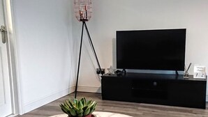 Living area - Entire 3 Bed House (Canterbury)