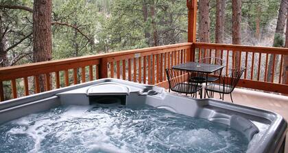 Bañera de hidromasaje personal en su cubierta con vista al río Fall