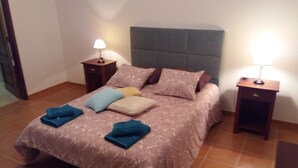 A neatly made bed with a patterned bedspread, two bedside lamps, and a headboard. - Wonderful villa composed of 3 bedrooms with wardrobes, 2 complete bathrooms. (Foz do Arelho)