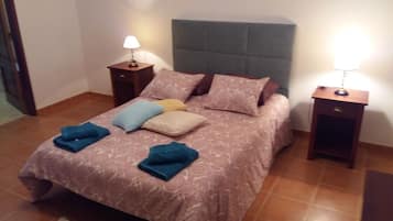 3 habitaciones, tabla de planchar con plancha, wifi y ropa de cama