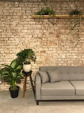 Lobby sitting area - Imagina Hostel (São Paulo)