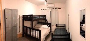 Hypo-allergenic bedding, blackout drapes, free WiFi, bed sheets - Imagina Hostel (São Paulo)