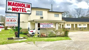 Un motel doté d’un panneau indiquant les services proposés, tels qu’une caméra de surveillance fonctionnant 24 heures sur 24, un téléphone à ligne directe, une télévision par câble en couleur, HBO, des tarifs spéciaux pour les entreprises du bâtiment et une connexion Internet sans fil.