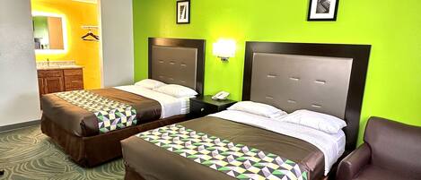 Muebles diferentes, wifi gratis y ropa de cama