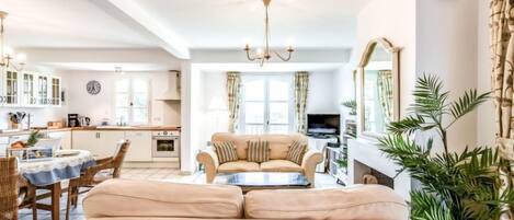 Televisión y chimenea