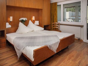 3 Schlafzimmer, Schreibtisch, Bügeleisen/Bügelbrett, WLAN