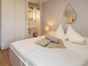 3 Schlafzimmer, Schreibtisch, Bügeleisen/Bügelbrett, WLAN