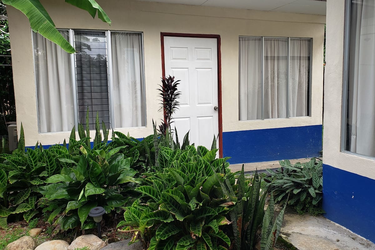 Kamar Ekonomi | Meja kerja, Wi-Fi gratis, dan seprai linen