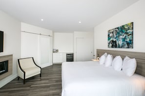 客房, 1 张特大床, 湖景 | 迷你吧、特色家居、遮光窗帘、隔音