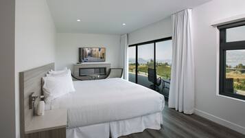 Kamar, 1 Tempat Tidur King, pemandangan danau | Minibar dan dilengkapi dengan perabotan berbeda-beda