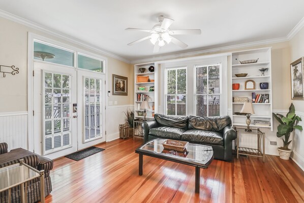 智能电视、DVD 播放器、书、立体声音响