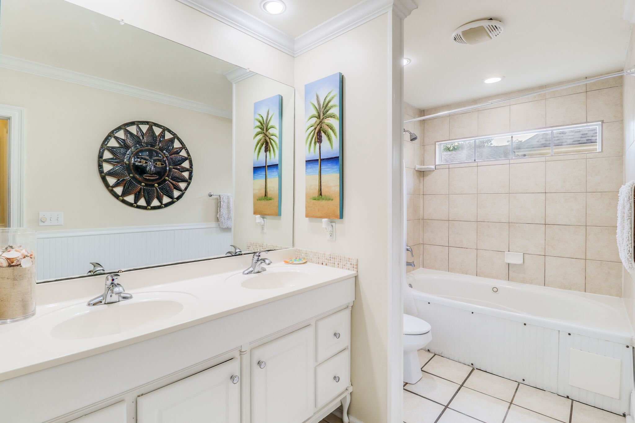 Duschwanne, Whirlpool, Haartrockner, Handtücher