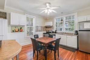 冰箱、微波炉、烤箱、炉灶