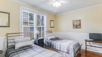 2 bedrooms, iron/ironing board, travel cot, free WiFi