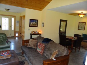 Smart-TV, DVD-spiller, bøker og smarthøyttalere