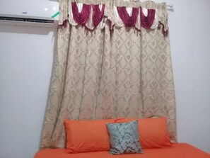 1 chambre, fer et planche Ă repasser, Wi-Fi gratuit, draps fournis