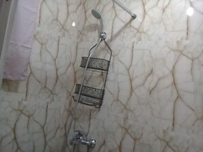 Suihku, pyyhkeet, saippua, vessapaperi