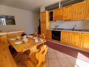 Fridge, oven, cookware/dishes/utensils - Apartment Relax by Interhome (Gravedona)