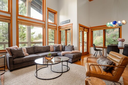 3BR | Taluswood | Ski-in/Ski-out | Private Hot Tub | Wood Burning Fireplace | Parking