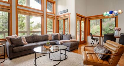3BR | Taluswood | Ski-in/Ski-out | Private Hot Tub | Wood Burning Fireplace | Parking